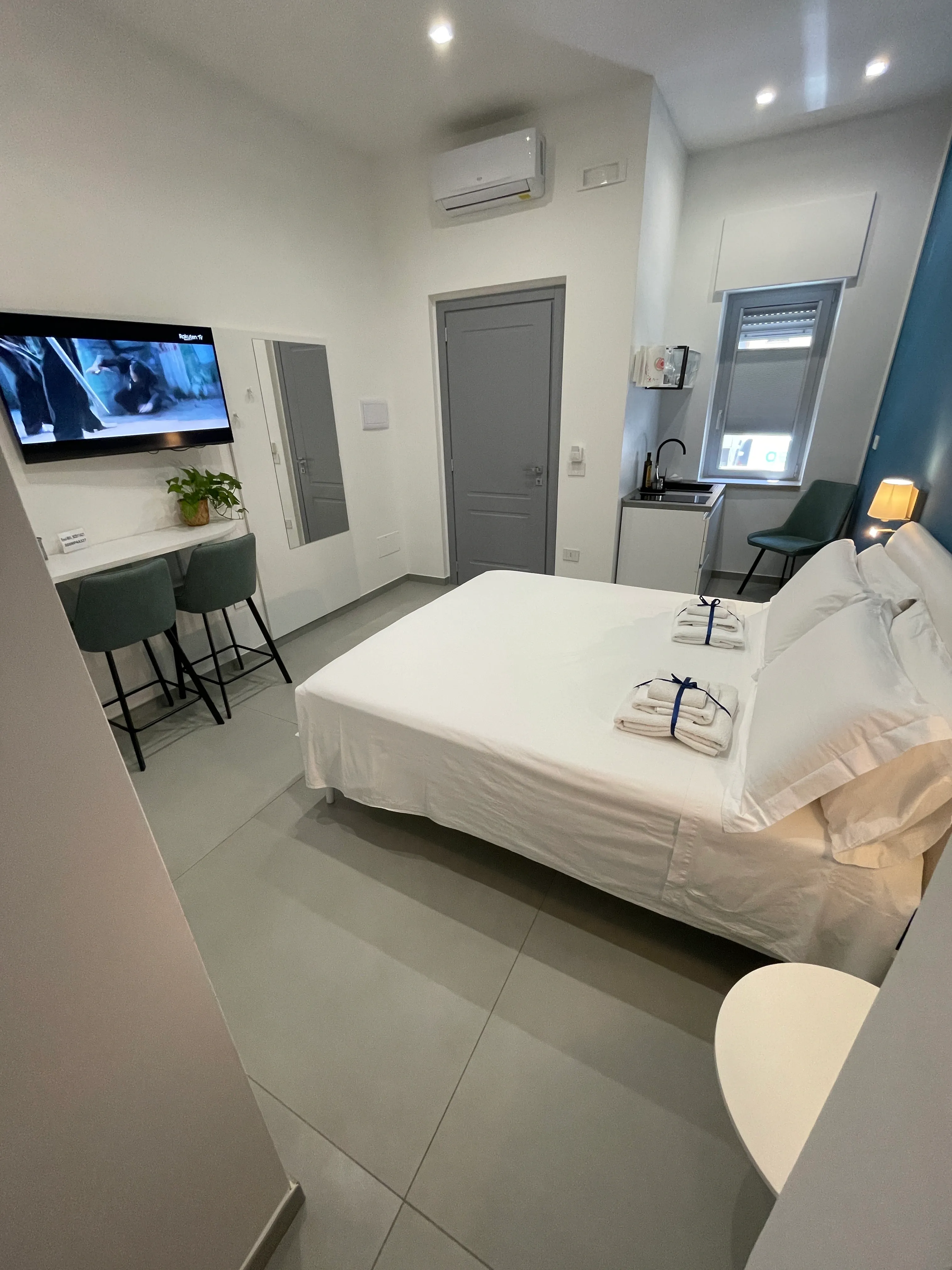 Zimmer mit Fenster und Klimaanlage, La Bottega