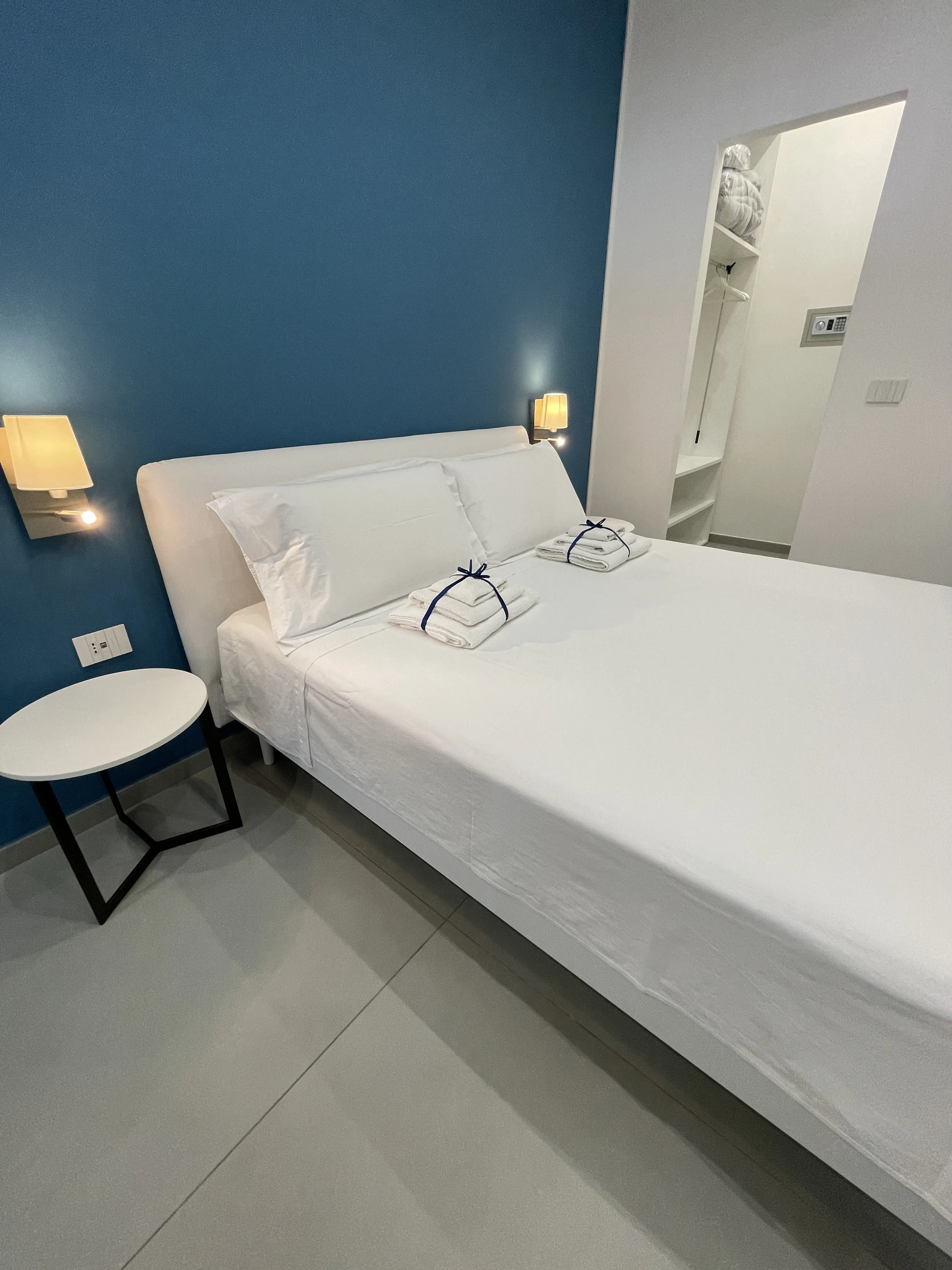 Kingsize-Bett im Zimmer La Bottega