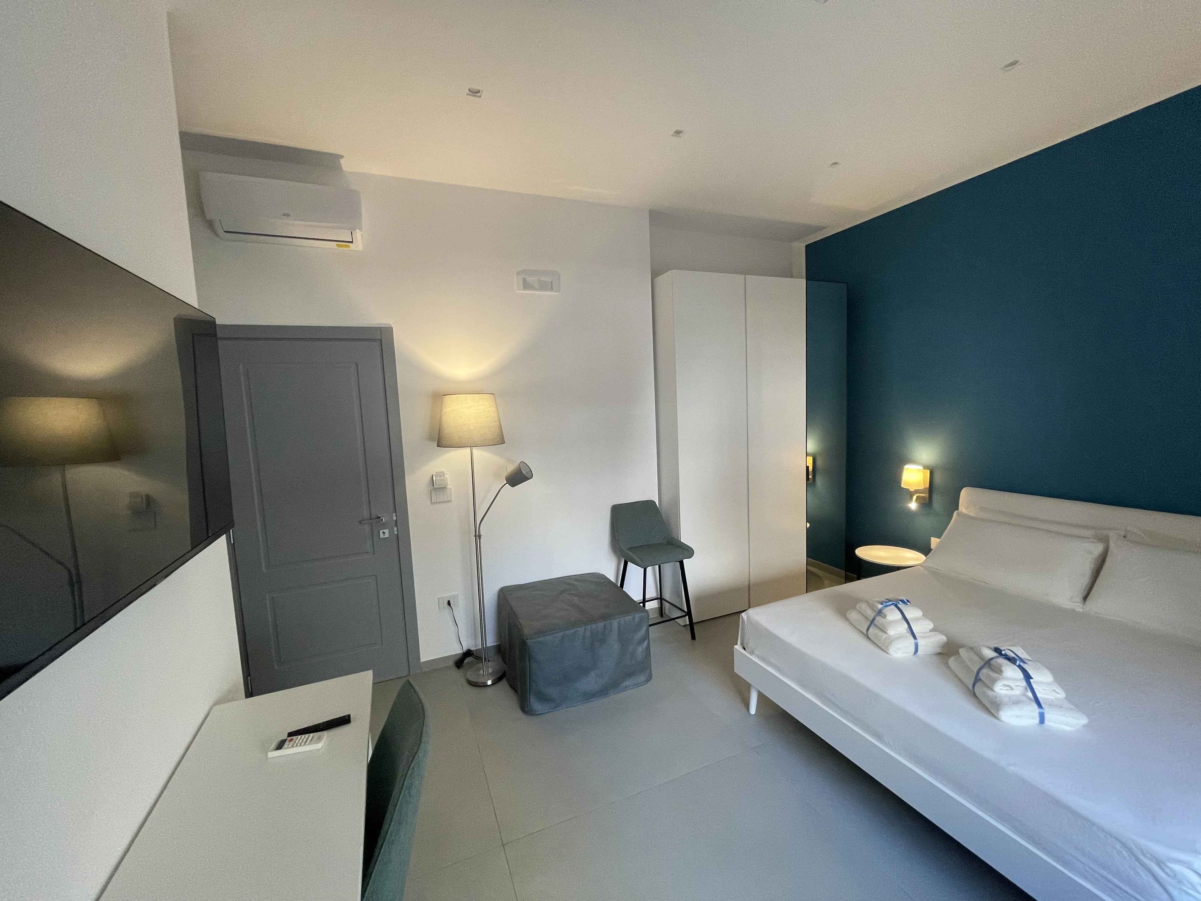 Kingsize-Bett im Zimmer La Dimora