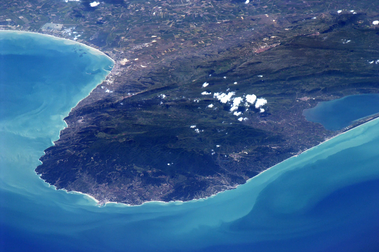 Vista aerea del Gargano con la costa e il promontorio
