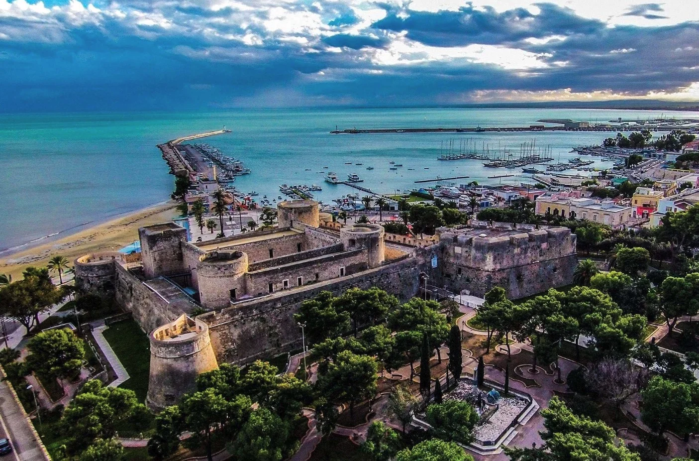 Panorama di Manfredonia con il porto e il castello