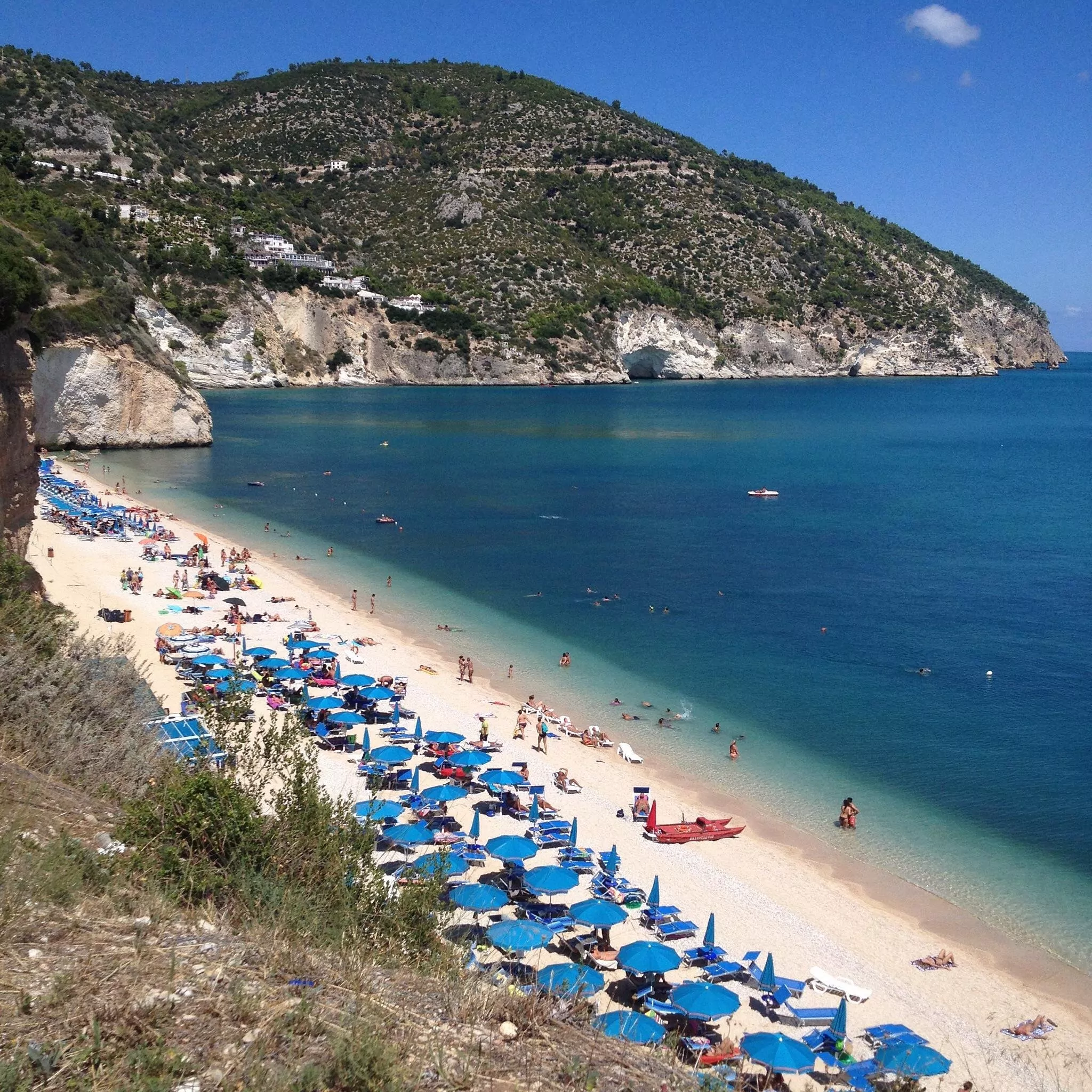 La costa del Gargano cerca de Mattinatella, con aguas turquesas